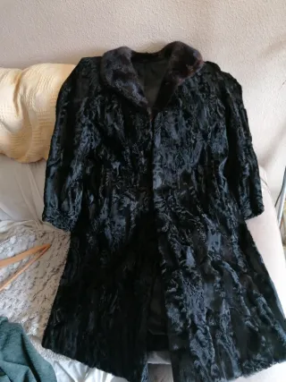 Abrigo de astracán negro con muy poco uso