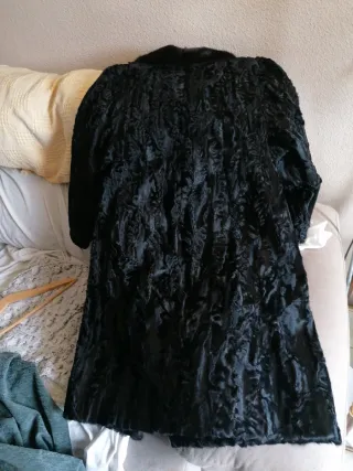 Abrigo de astracán negro con muy poco uso