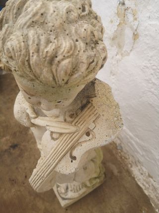 Estatua querubín de piedra