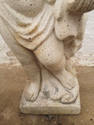 Estatua querubín de piedra