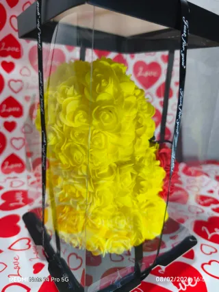 Oso de peluche flores amarillas y rosas rojas