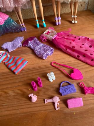 Muñecas Barbie y Amigas con Vestidos