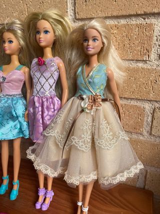 Muñecas Barbie y Amigas con Vestidos