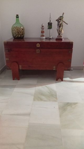 Extraordinario Arcón de Nogal Macizo antiguo.