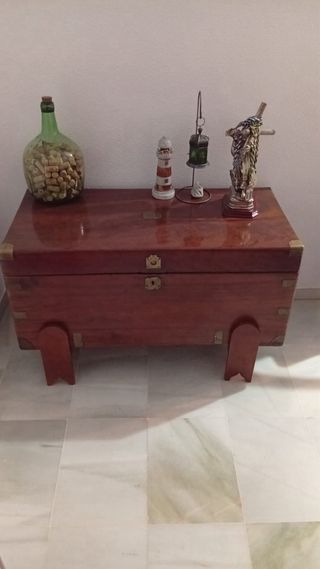 Extraordinario Arcón de Nogal Macizo antiguo.