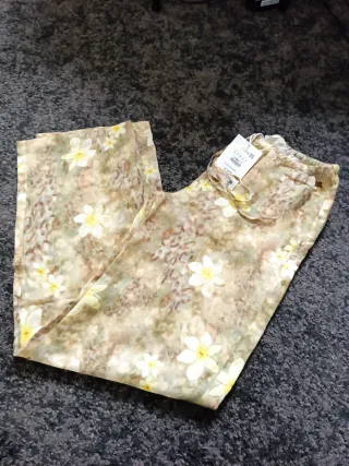 Pantalones florales beige y amarillos talla S