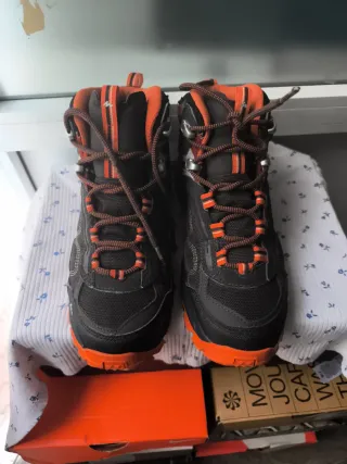 Zapatillas Quechua trekking negras y naranjas