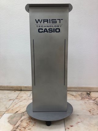 Pie de vitrina Casio acero con ruedas y cerradura.