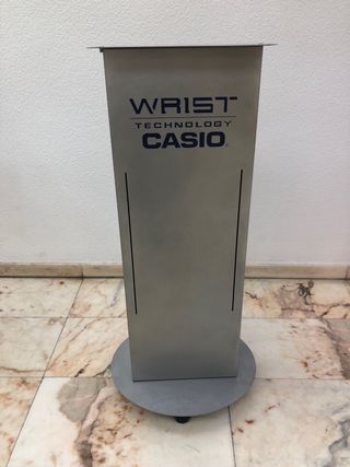 Pie de vitrina Casio acero con ruedas y cerradura.