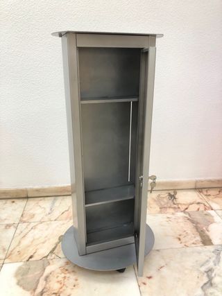 Pie de vitrina Casio acero con ruedas y cerradura.