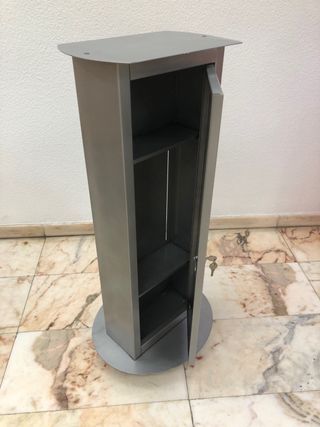 Pie de vitrina Casio acero con ruedas y cerradura.