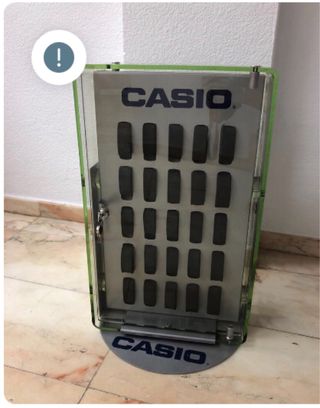 Pie de vitrina Casio acero con ruedas y cerradura.