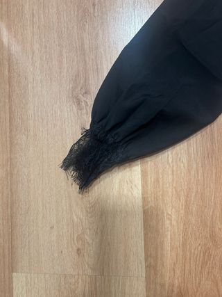 Blusa negra con puntillas