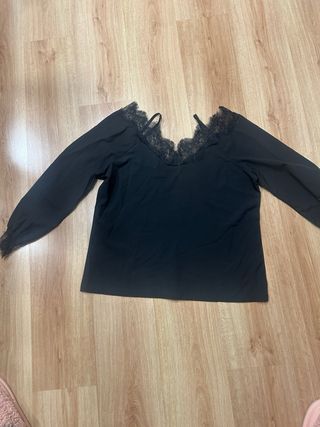 Blusa negra con puntillas
