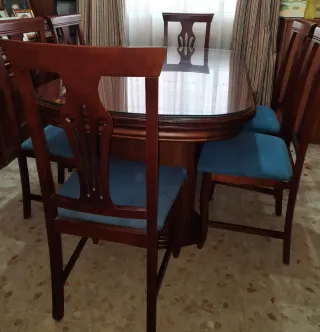 Mesa de comedor de madera y cristal, con 6 sillas