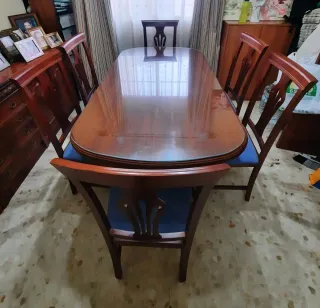 Mesa de comedor de madera y cristal, con 6 sillas