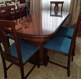 Mesa de comedor de madera y cristal, con 6 sillas