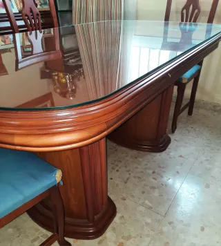 Mesa de comedor de madera y cristal, con 6 sillas