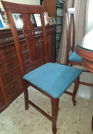 Mesa de comedor de madera y cristal, con 6 sillas