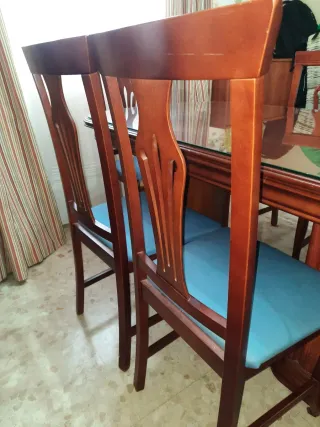 Mesa de comedor de madera y cristal, con 6 sillas