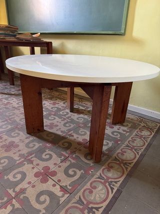 Mesa redonda madera (110cm diámetro y 60cm altura)