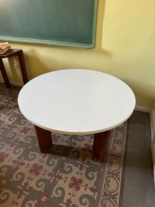 Mesa redonda madera (110cm diámetro y 60cm altura)