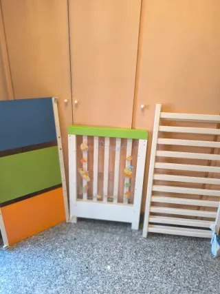 Cuna de diseño con colchón.