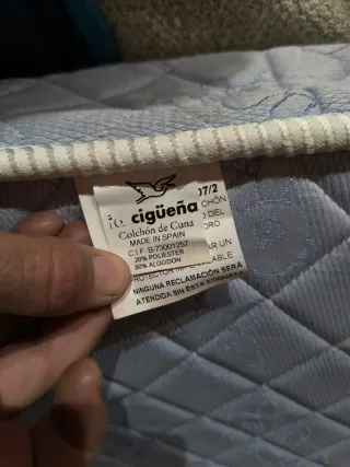 Cuna de diseño con colchón.