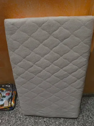 Cuna de diseño con colchón.