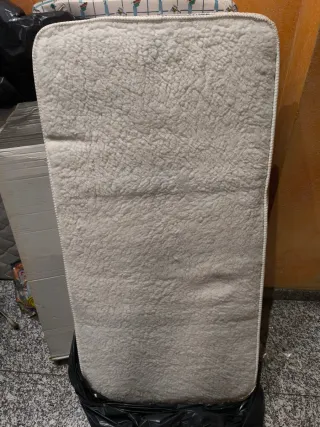 Cuna de diseño con colchón.