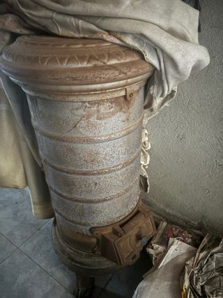 Estufa de leña antigua de metal