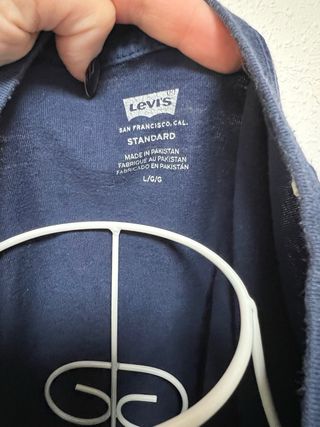 Camiseta Levi's azul cuello pico
