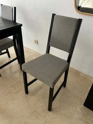 Mesa Comedor Negra + 4 Sillas Tapizadas