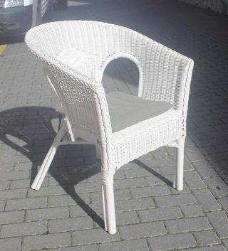 Dos sillones de mimbre blancos