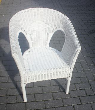 Dos sillones de mimbre blancos