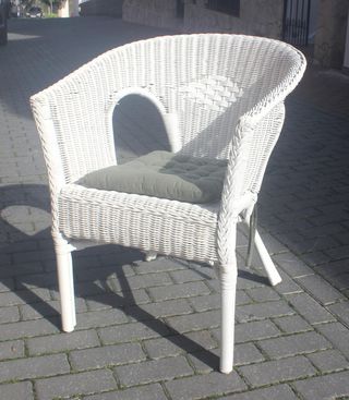 Dos sillones de mimbre blancos