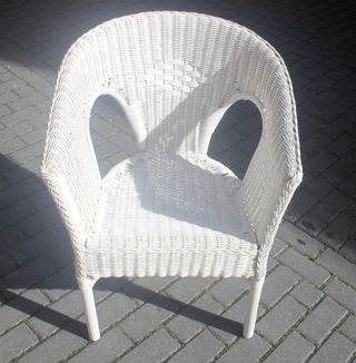 Dos sillones de mimbre blancos