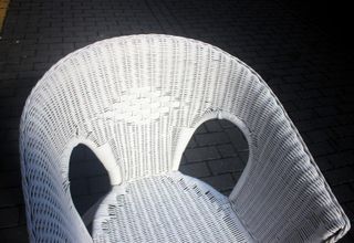 Dos sillones de mimbre blancos