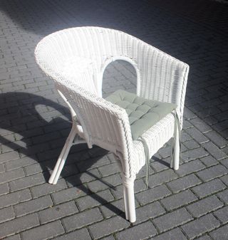 Dos sillones de mimbre blancos