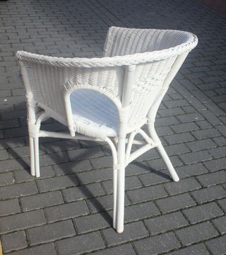 Dos sillones de mimbre blancos