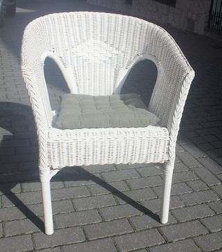 Dos sillones de mimbre blancos