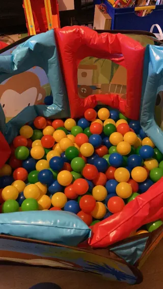 Piscina de bolas infantil con diseño de animales
