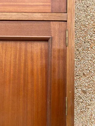 Armario de madera con puerta y altillo sapelly