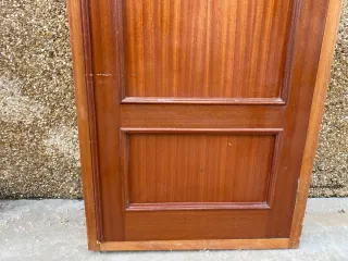 Armario de madera con puerta y altillo sapelly