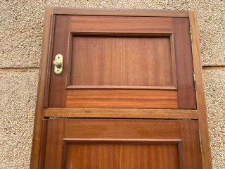 Armario de madera con puerta y altillo sapelly