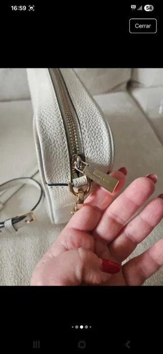 Bolso Michael Kors blanco roto cadena dorada.