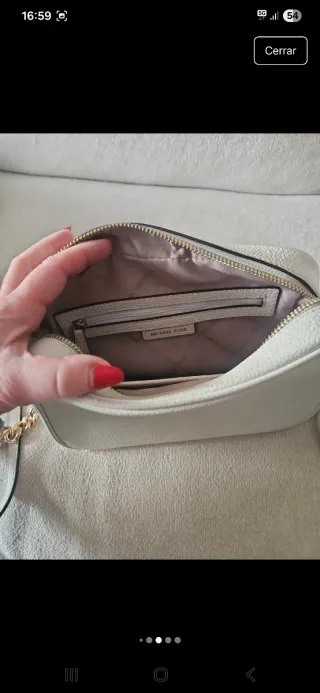 Bolso Michael Kors blanco roto cadena dorada.