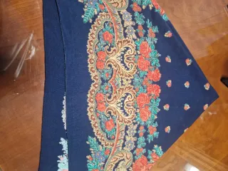 Pañuelo Fallero Floral Azul y Rojo, con flores.