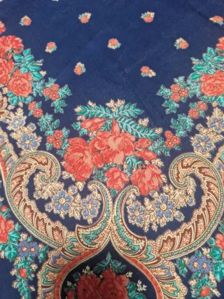 Pañuelo Fallero Floral Azul y Rojo, con flores.