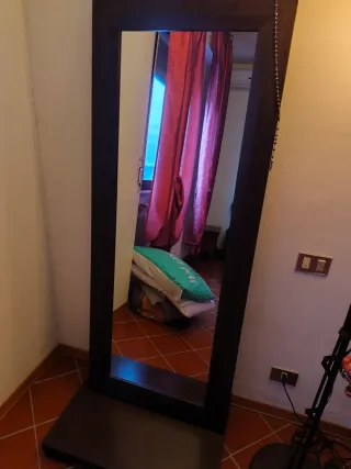 Specchio da terra con cornice in legno